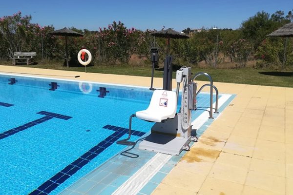 Elevador-de-bateria-fijo-desmontable-para-piscina-2_METALU-600