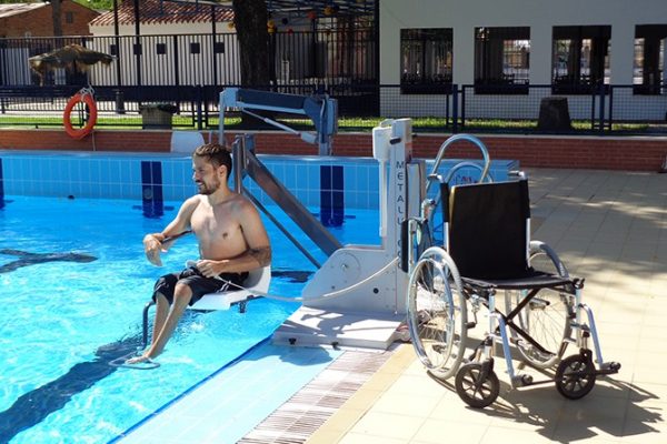 Elevador-de-bateria-fijo-desmontable-para-piscina-3_METALU-600