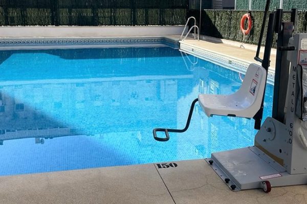 Elevador-de-bateria-fijo-desmontable-para-piscina-5_METALU-600
