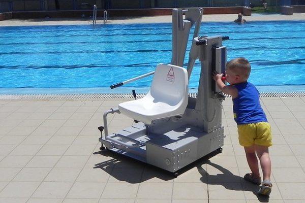Elevador-de-bateria-portatil-para-piscina-4_METALU-400
