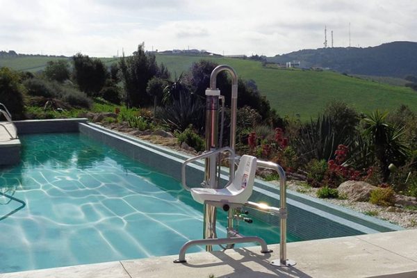 Elevador-hidraulico-fijo-desmontable-para-piscina-2_METALU-B-2